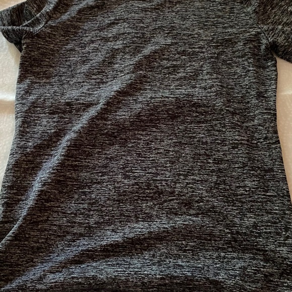 Girls Under Armour athletic t-shirt - Picture 1 of 3